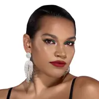 Portrait of a woman representing a positive review of the Aurazette beauty experience